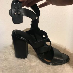 Wrap around strap heel